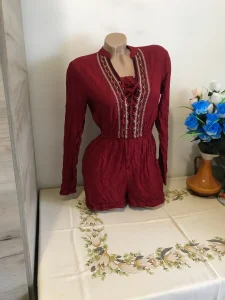 Tally Weijl crveni kombinezon sa vezom S