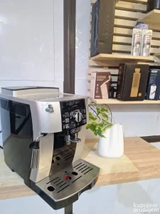 Kafe aparat De Longhi servisiran sa garancijom