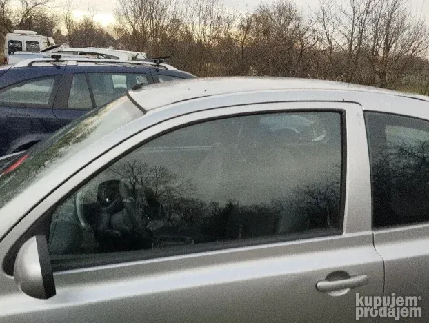 Nissna micra staklo levih vrata