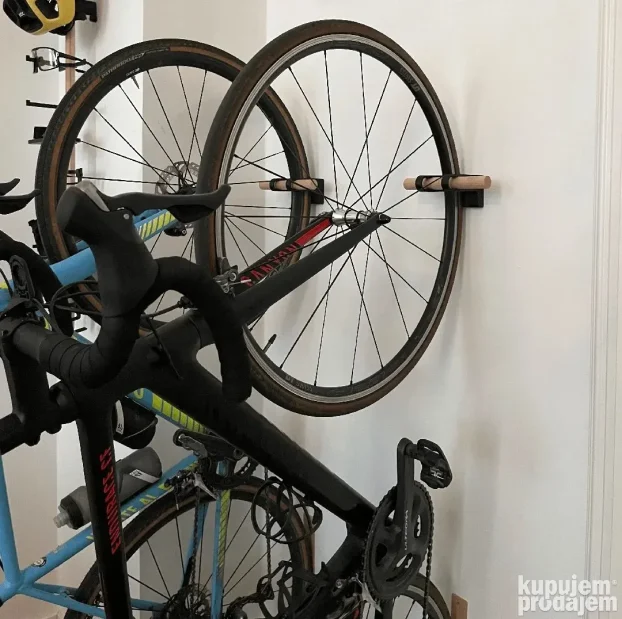 Vertikalni nosač za bicikle