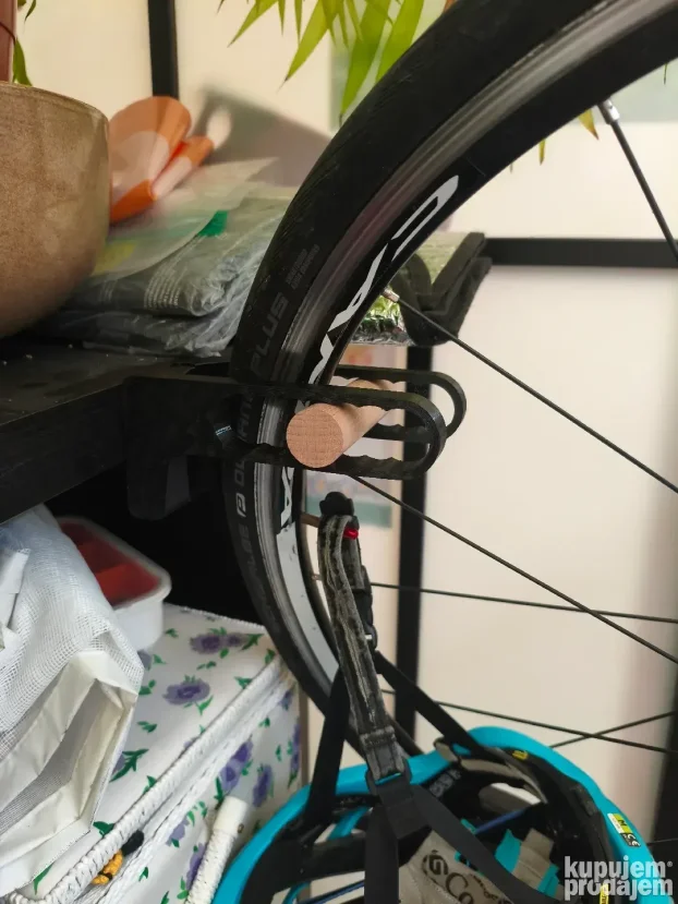 Vertikalni nosač za bicikle