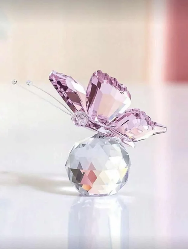 Staklena figura anđela i leptira