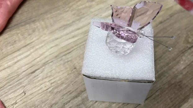 Staklena figura anđela i leptira