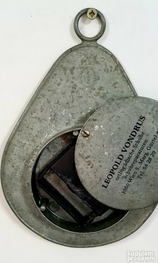 Veoma lep stari zidni gravirani sat od cina