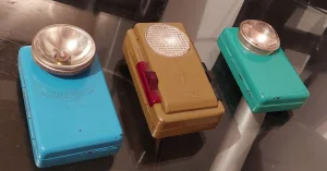 Dve  stare baterijske lampe