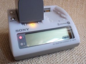 SONY AC-VQ10 punjac i ispravljac