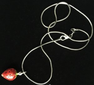 Prelepa Srebrna ogrlica, sajla, sa priveskom jagode od emajl