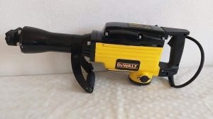 Elektropneumatski čekić-štemarica Dewalt 2800W
