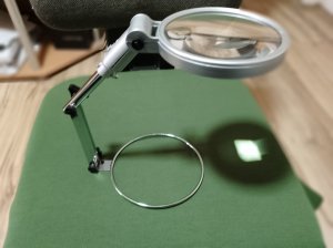 Stona lupa sa led svetlom . Manikir ,