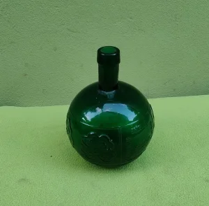 Stara staklena zelena flaša iz perioda ww2