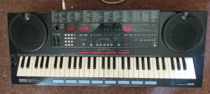Vintage Yamaha PSS790 sa svojim adapterom