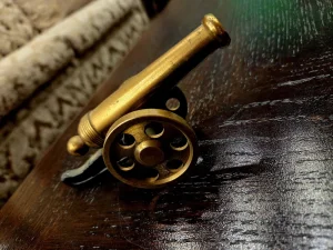 Top od mesinga  težak, 14 cm duzina, iz Londona