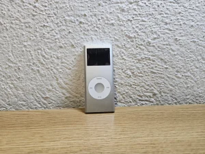ORIGINAL Apple Silver iPod nano 2nd Gen A1199 4GB slusalice