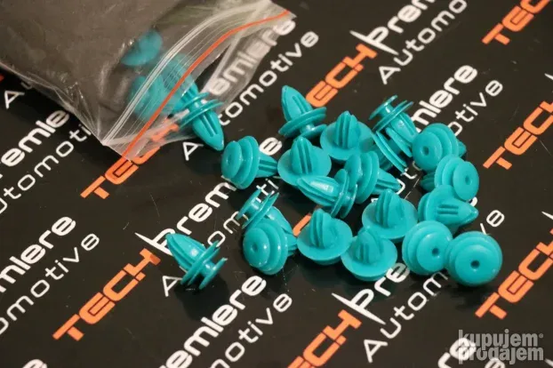 TOYOTA žabice lajsni plastika tapacira jasni branika