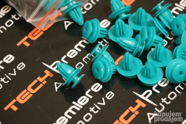 TOYOTA žabice lajsni plastika tapacira jasni branika