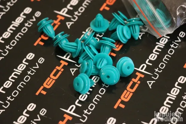 TOYOTA žabice lajsni plastika tapacira jasni branika