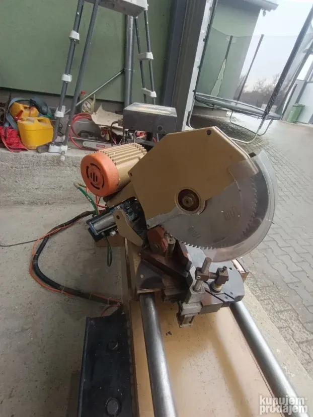 Dvoglavi stucer ger