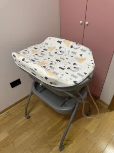 Puerri kadica sa pultom za presvlacenje