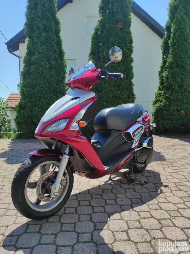 Skuter Benelli Velvet - Motor Yamaha