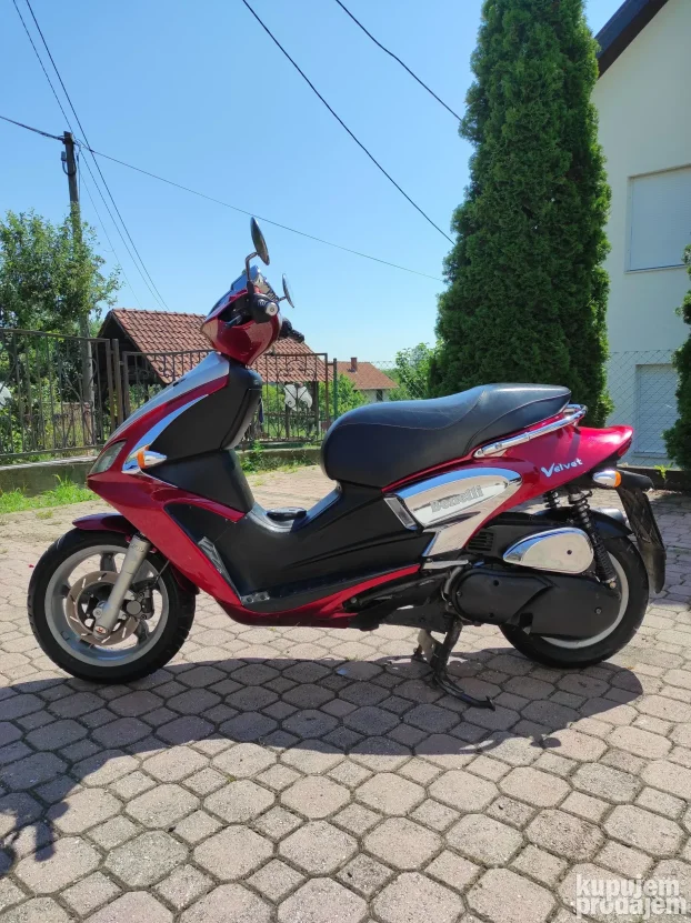 Skuter Benelli Velvet - Motor Yamaha