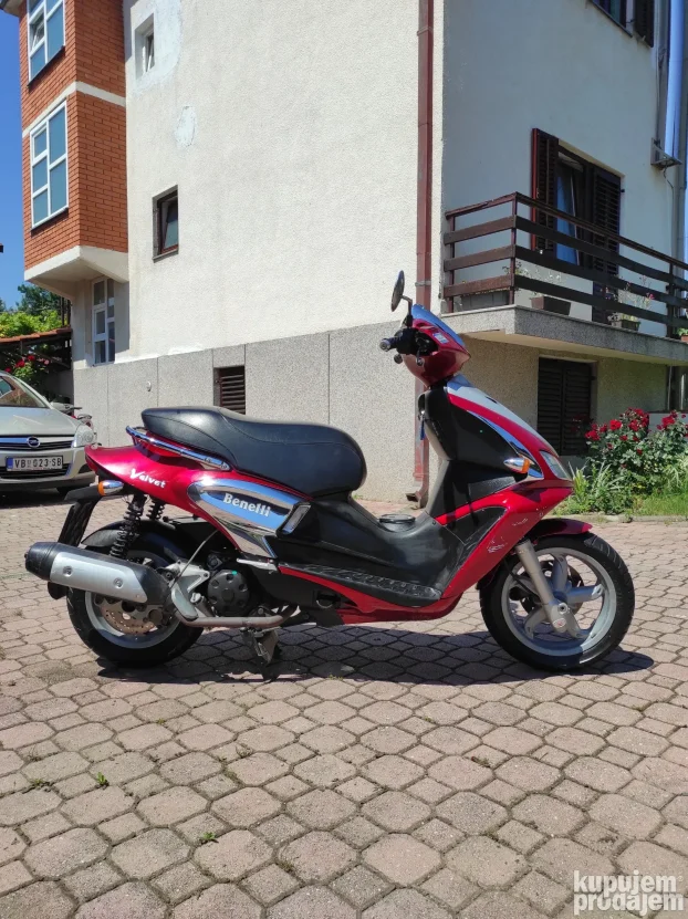 Skuter Benelli Velvet - Motor Yamaha