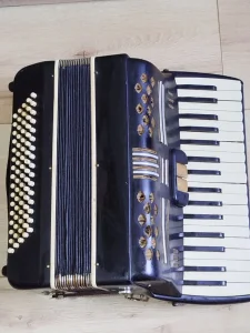 Vrlo stara kolekcionarska harmonika muzejski primerak isprav