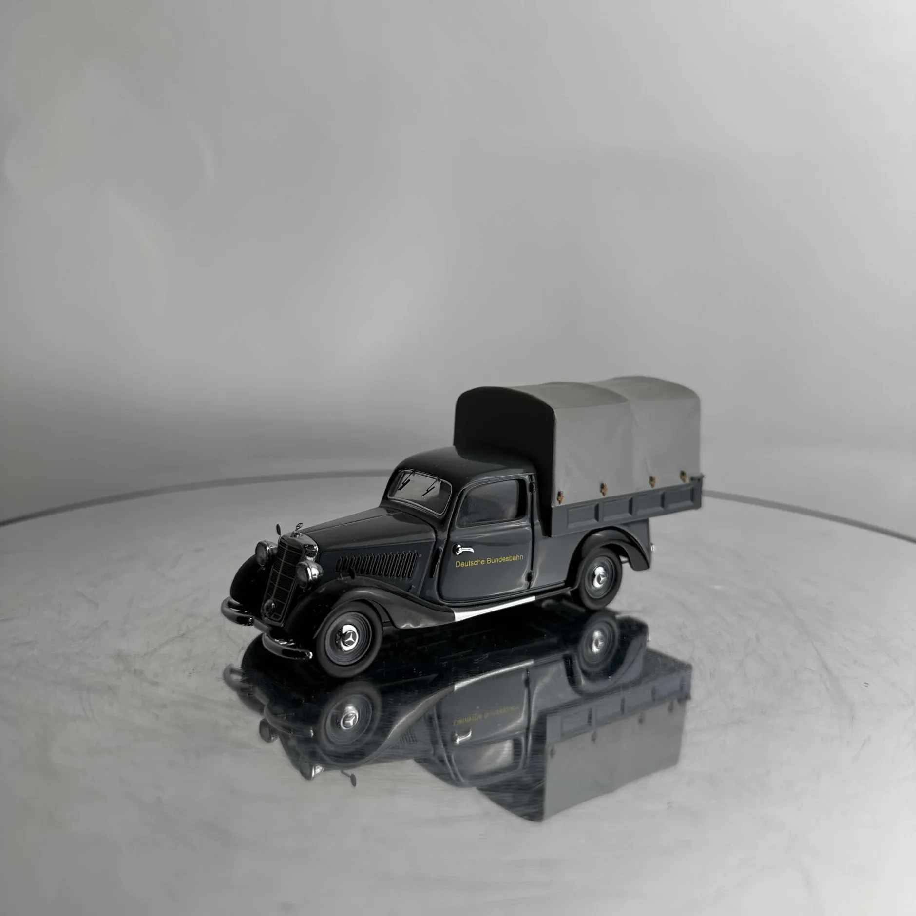 MERCEDES 170V CABRIOLET Rouge SCHUCO 1:43 de reference B6 604 0283
