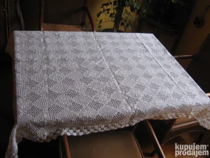 Heklani stolnjak za trpezarijski sto