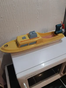 Stari brod sa motorom