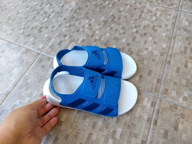 Odlično očuvane adidas sandale za dečaka broj