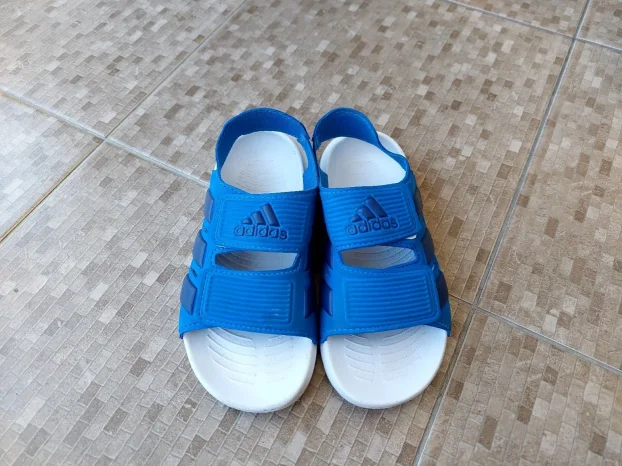 Odlično očuvane adidas sandale za dečaka broj