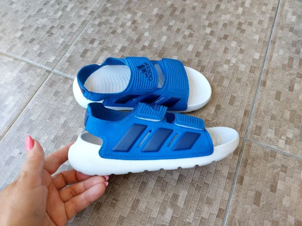 Odlično očuvane adidas sandale za dečaka broj