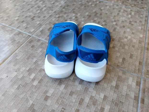 Odlično očuvane adidas sandale za dečaka broj