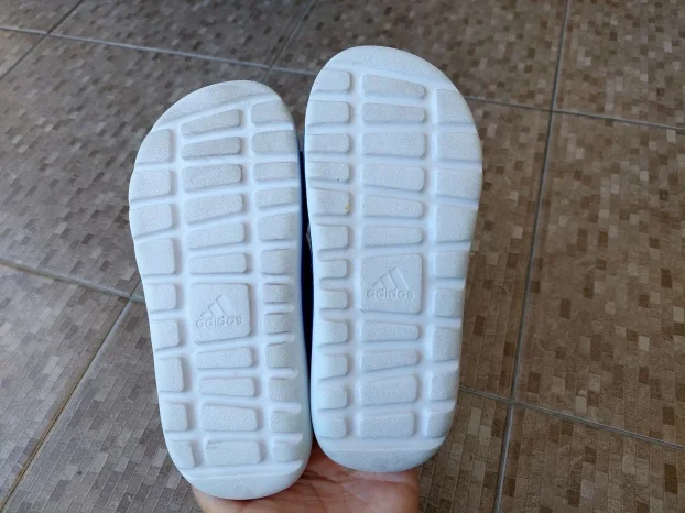 Odlično očuvane adidas sandale za dečaka broj