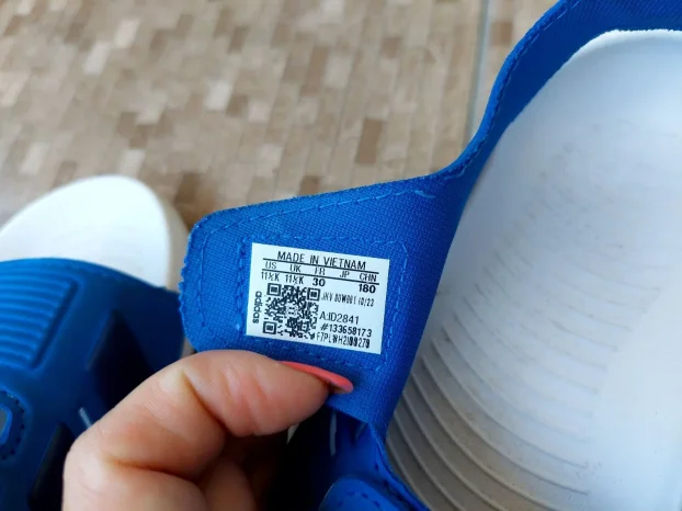 Odlično očuvane adidas sandale za dečaka broj