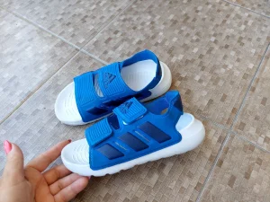 Odlično očuvane adidas sandale za dečaka broj