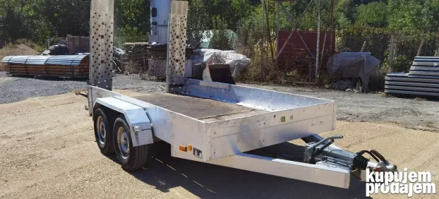 Prikolica za transport gradjevinskih masina