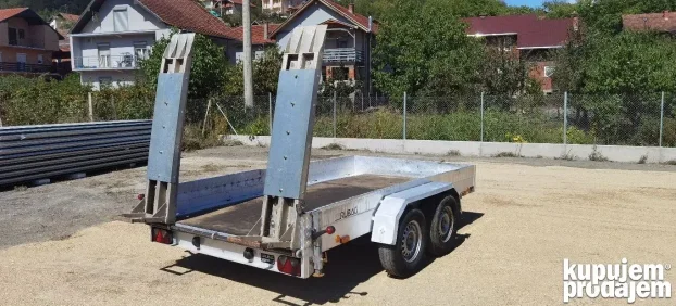 Prikolica za transport gradjevinskih masina