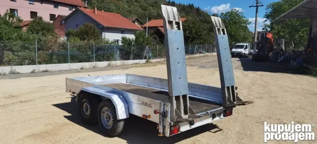 Prikolica za transport gradjevinskih masina