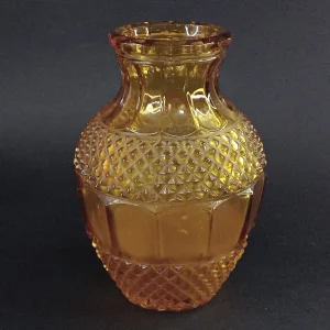 Stara vaza od bojenog stakla