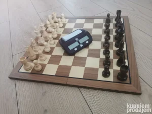 Šahovska garnitura i sat