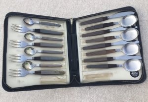 ESCAJG, nov, japanski, metal - drvo, odličan,za 4 osobe