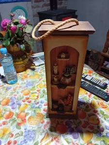 Lepa drvena ukrasna kutija za piće odlična