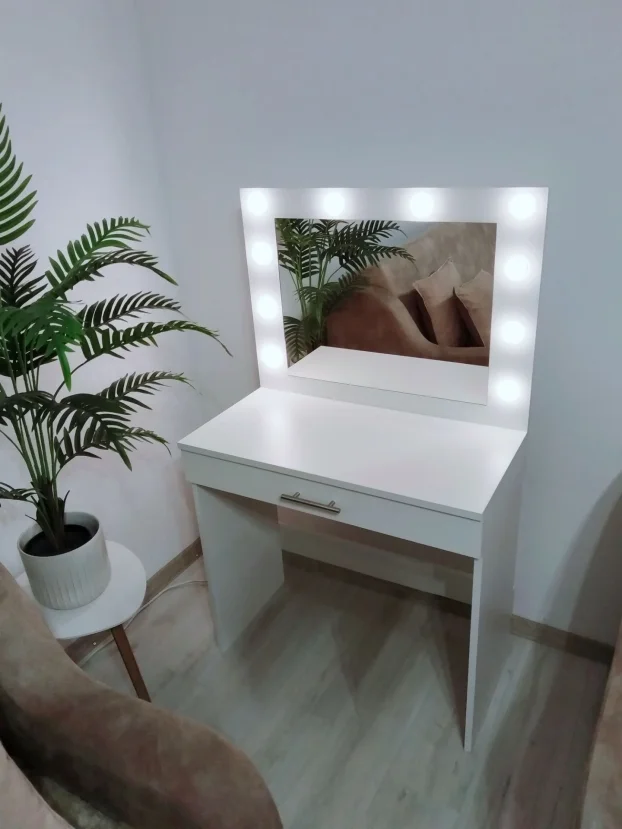 Sto za šminkanje sa 10 LED sijalica