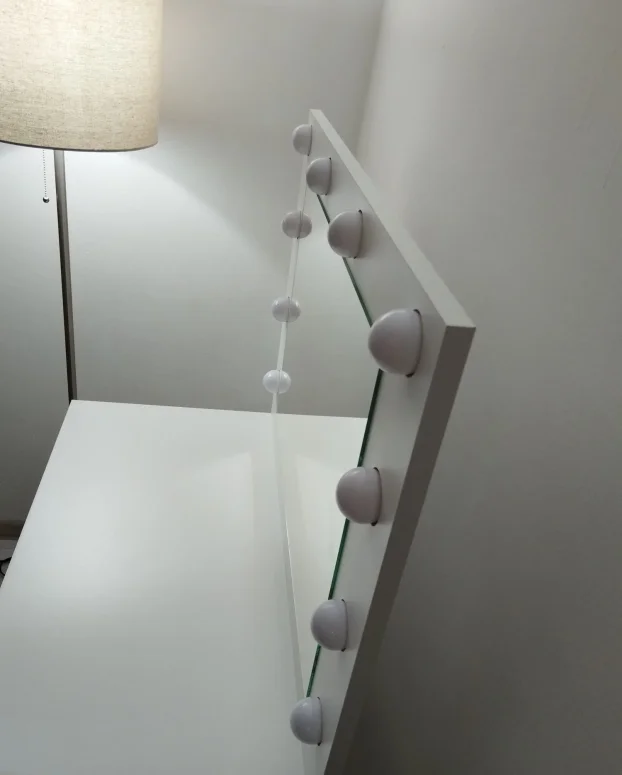 Sto za šminkanje sa 10 LED sijalica