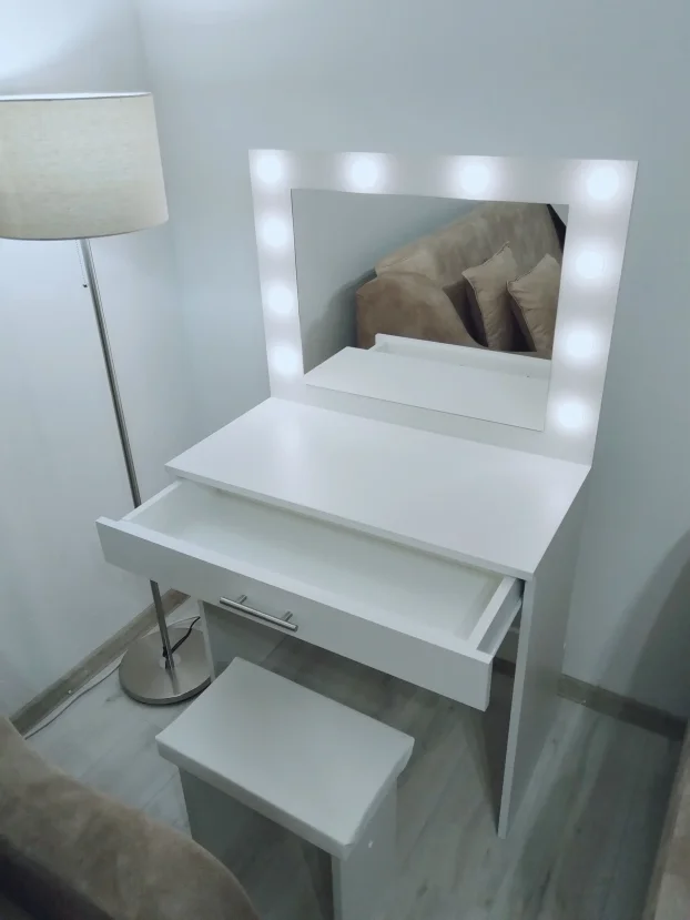 Sto za šminkanje sa 10 LED sijalica