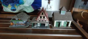 tri objekta za mini železnice