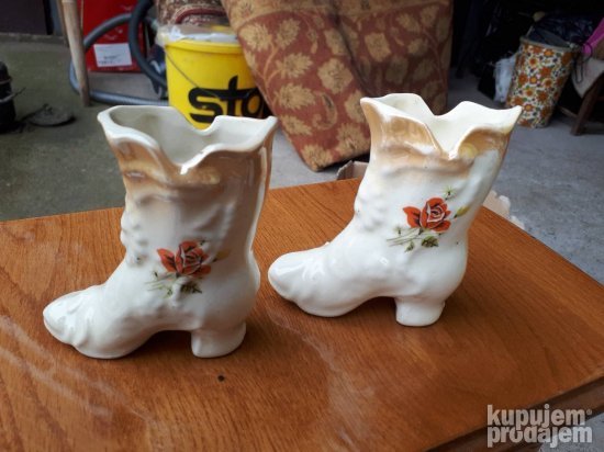 Par porcelanskih cizmica 11x8x6cm.odlicne