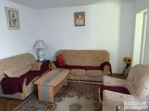 Novi Sad, Futog,88 m2, trosoban stan u kući