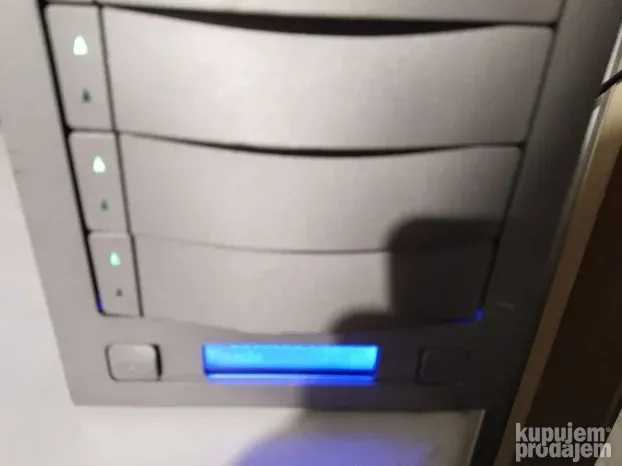 LaCie Biggest F800 Diskstation Raid sa 4 Hard diska po 250Gb